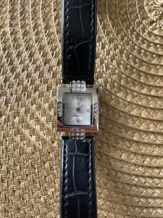 Кварцевий годинник зі стразами