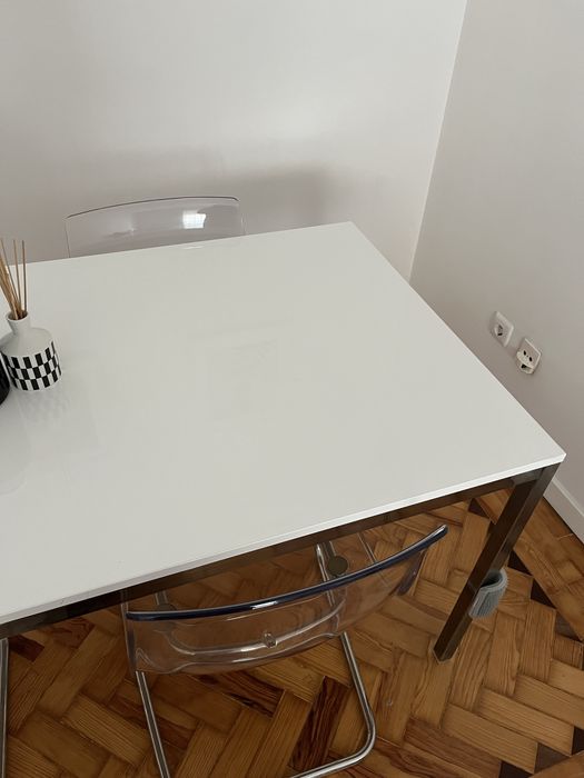 Vendo conjunto de mesa e cadeiras