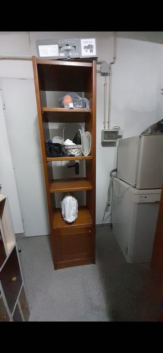 Estante 4 prateleiras com porta de arrumos