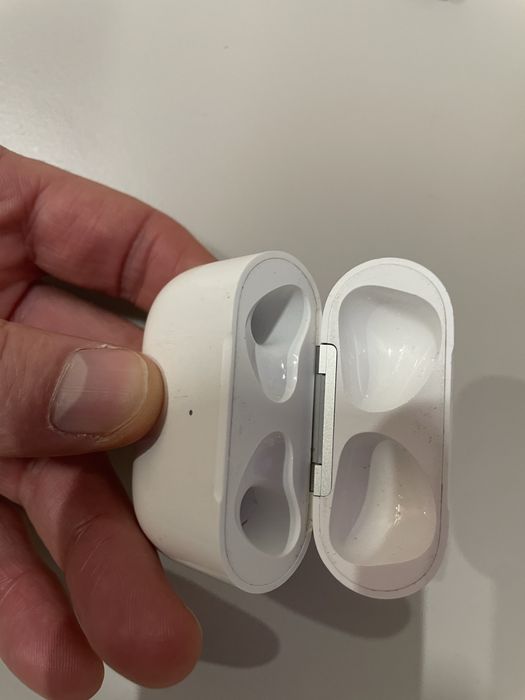 Оригінальний кейс Apple AirPods 3