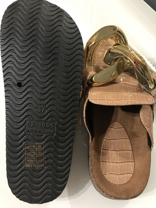 Lakierowane klapki z ozdobnym łańcuchem imitacja skóry krokodyla 37