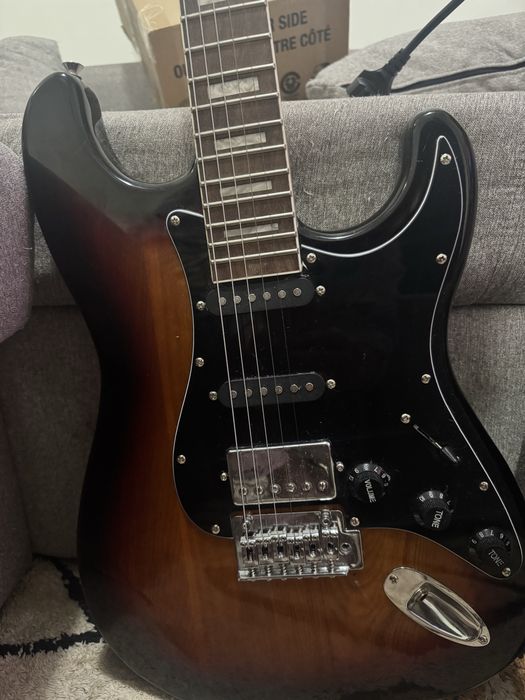 Guitarra elétrica , amplificador e cabo