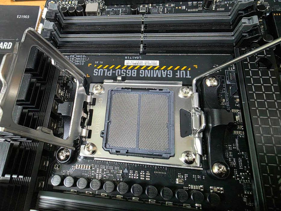 Материнська плата ASUS TUF GAMING B650-PLUS