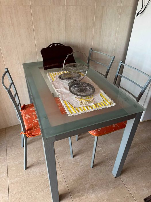Conjunto de mobiliário em madeira maciça, excelente estado, ideal para moradia ou casa clássica.