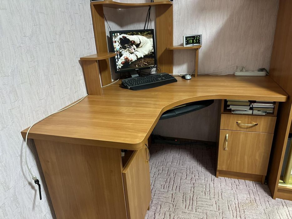 Продам кутовий двотумбовий компʼютерний  стіл з надбудовою