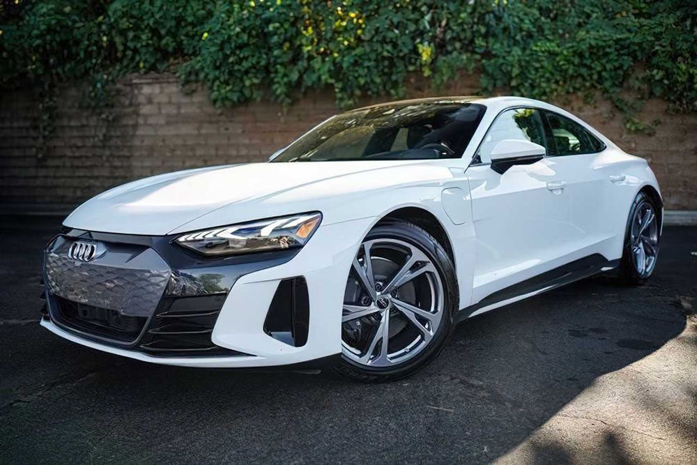 Audi e-tron      2022