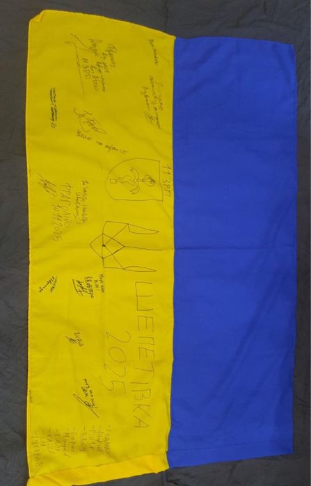 Ukrainska flaga z podpsiami