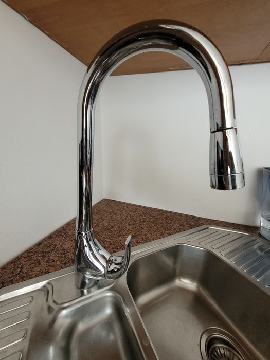 Zlew z wyciąganą baterią