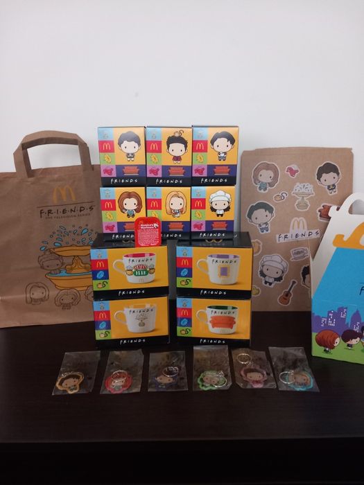 Komplet zestaw kubki figurki breloczki Friends Przyjaciele McDonald's