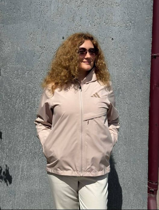 Оригінал спортивна жіноча куртка вітровка Adidas  КА 7037 М  весна осінь демісезон повсякденна не промокає бежева  ветровка адидас спорт  дощовик