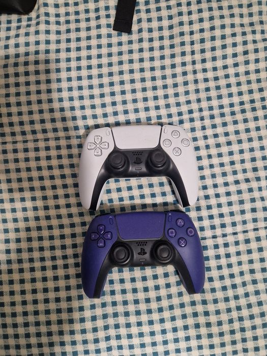 Vendo - Playstation 5 Slim 1TB Versão com leitor, mais um comando - Tudo ainda com dois anos de garantia - SEMI-NOVO