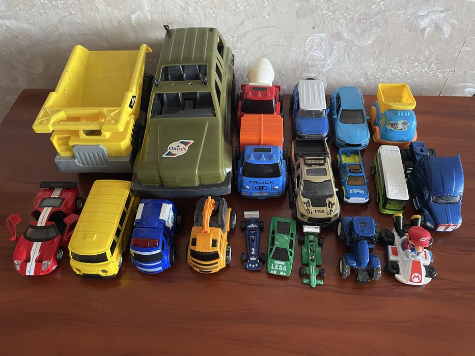 20 машинок іграшки