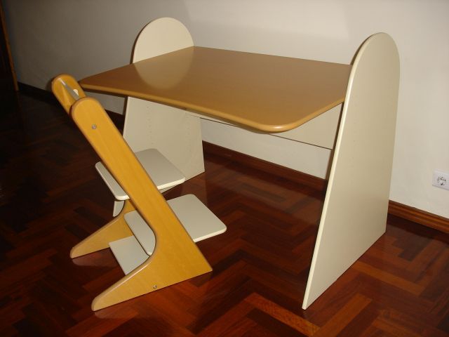 Secretária de criança/adolescente com cadeira
