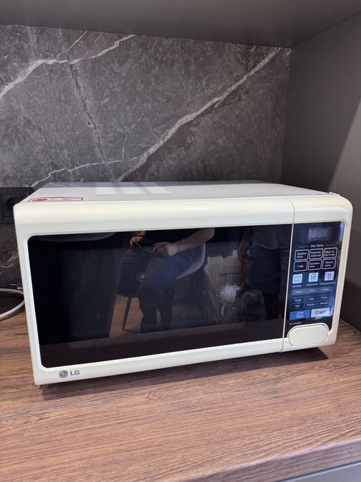 Продам мікрохвильову піч LG MH-6346QM