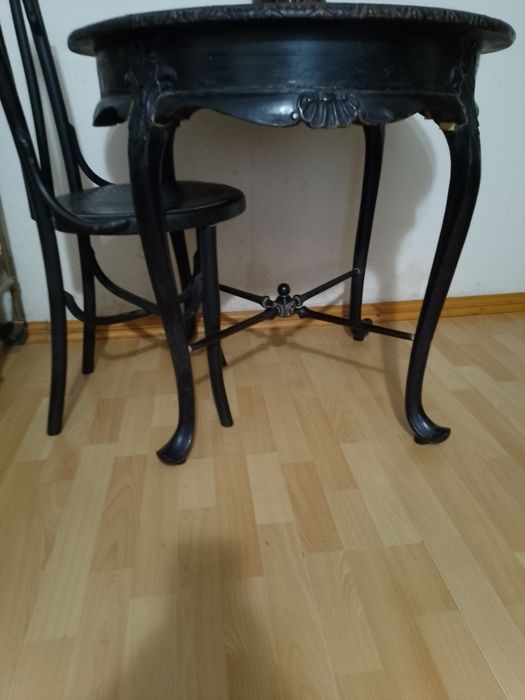 Старовинний тонетний столик