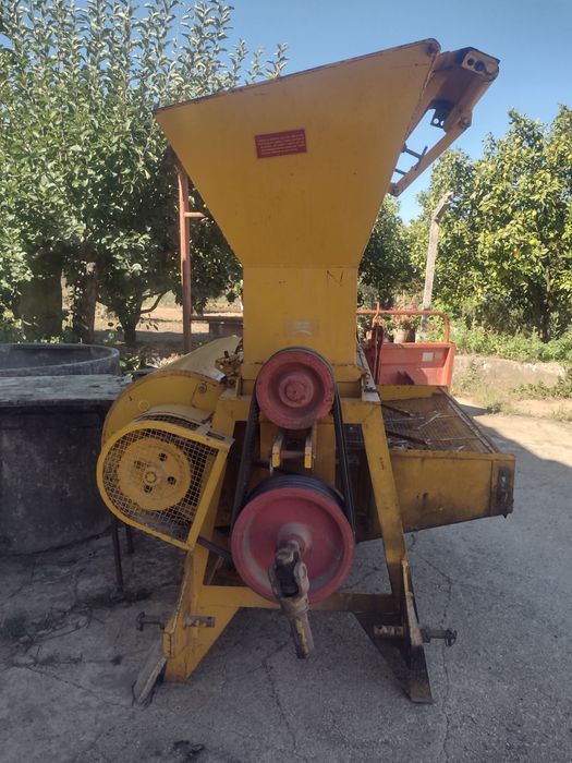 Debolhadora e descamisadeira de milho