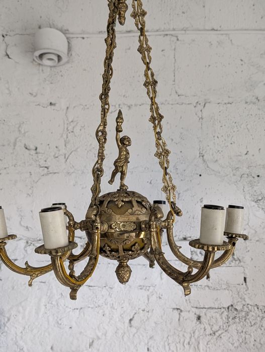 Stary mosiężny żyrandol