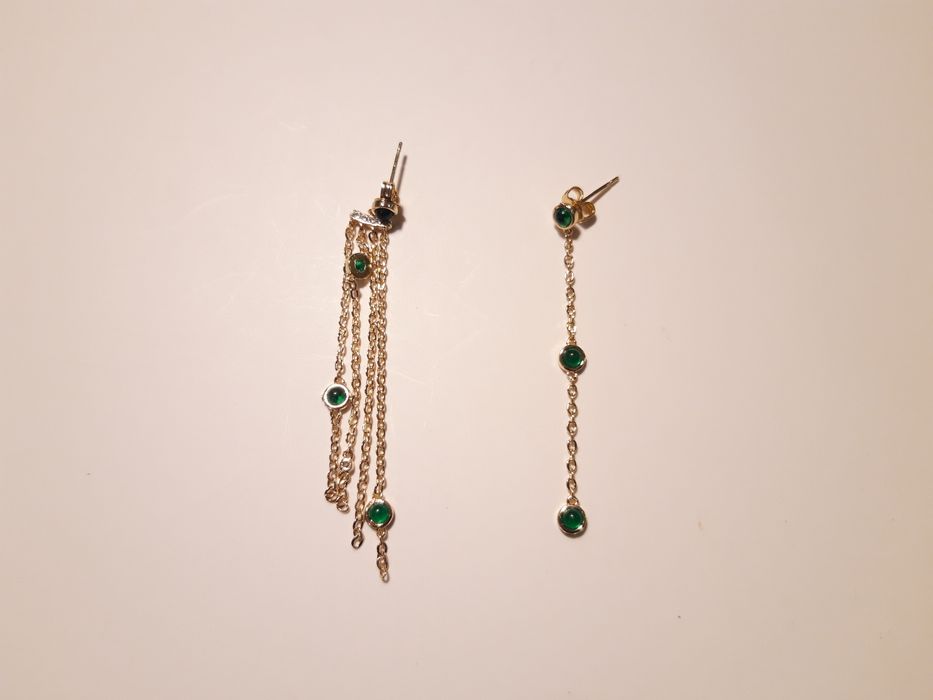 Brincos dourados, assimétricos, com pedrinhas verdes