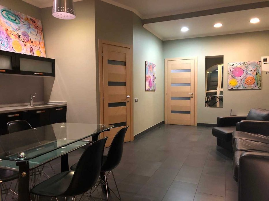 Чудова 2к квартира з Джакузі в центрі Києва, м.Льва Толстого