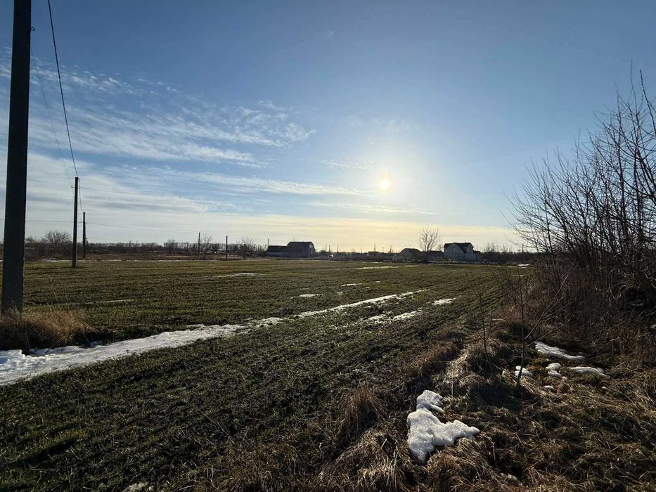 Продам ділянку в смт Літин .Рівна під житлову забудовуПоруч світло газ