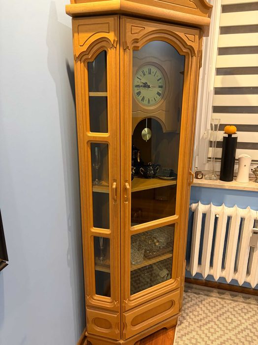 Drewniana witryna z zegarem – styl klasyczny, bardzo dobry stan