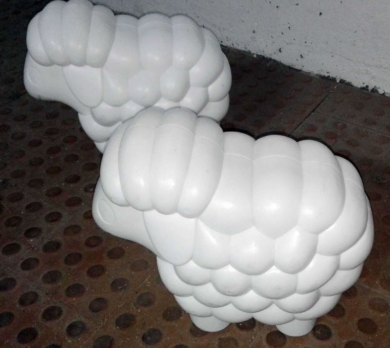 Ovelhas brancas em plástico