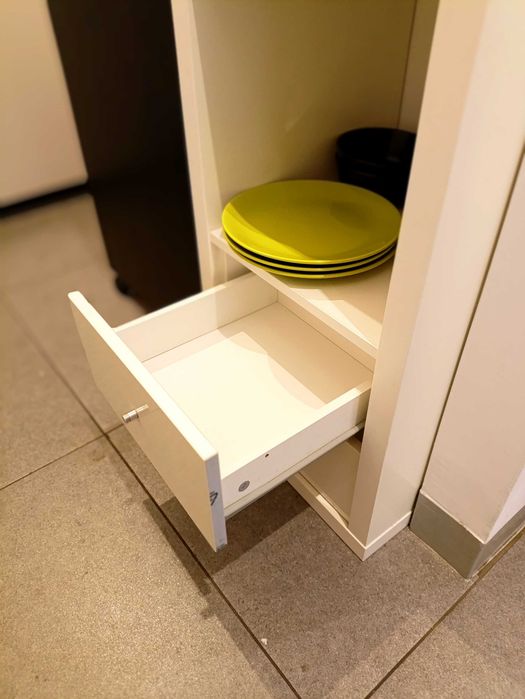 Szafki IKEA biała i czarna
