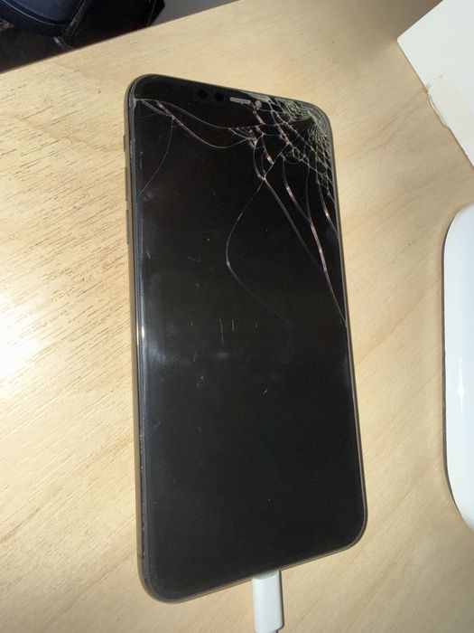 Айфон 11 про макс 64гб с коцнутым дисплеем на запчасти