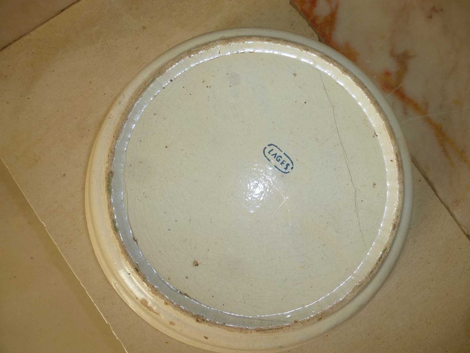 Saladeiras e prato de louça, antigas