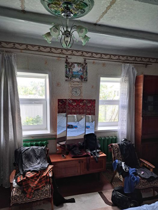 Житловий будинок з меблею та побутовою технікою.