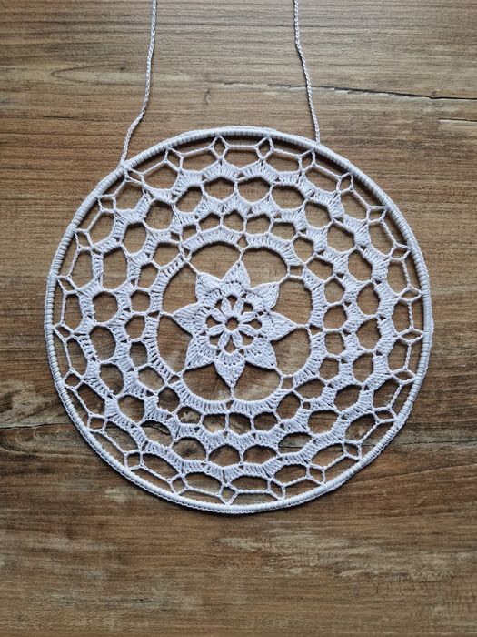 Zawieszka szydełkowa do okna  22 cm średnica