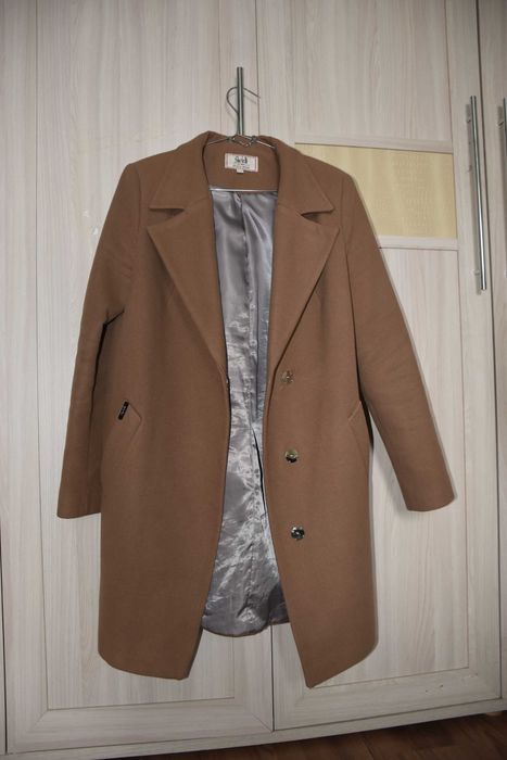 Жіноче пальто коричневого кольору