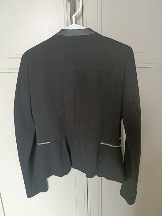 Taliowana marynarka czarna Reserved 36 z zamkami i poduszkami