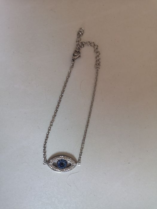 Fio e pulseira com olho azul