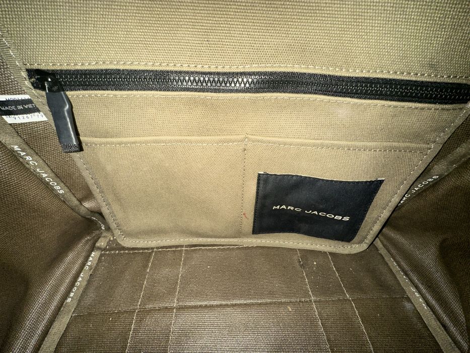 The tote bag by Marc Jacobs