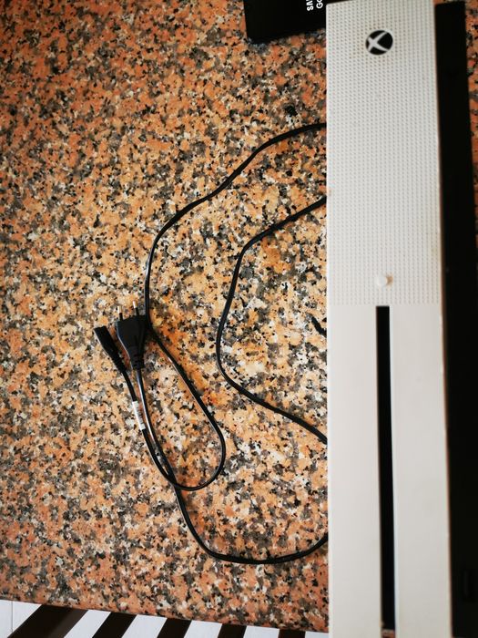 X-BOX One S good working condition64170294965379121