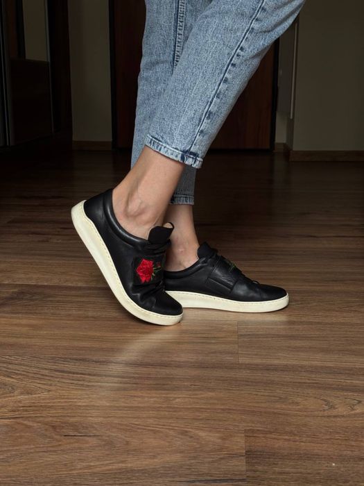 Skórzane sneakersy z haftowaną różą, rozmiar 39–40 (26,5 cm), jak nowe