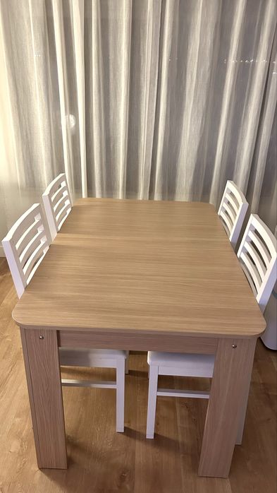 Mesa extensivel com 4 cadeiras