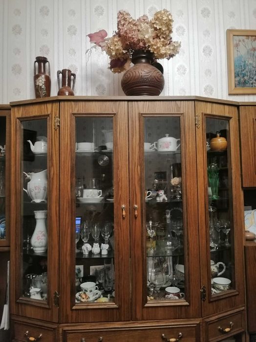 Stylowa drewniana witryna