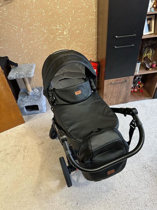 Продам дитячу коляску  2 в 1 .Quali чорна ,еко шкіра! Можливий торг !
