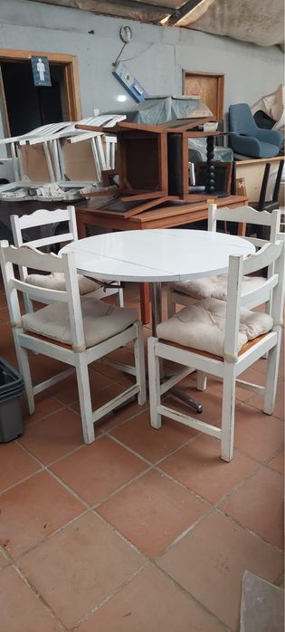 Mesa de cozinha com cadeiras