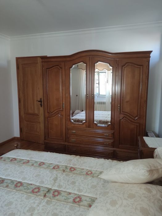 Mobília de Quarto em Madeira Maciça – Completa – Cama, Roupeiro, Cómoda e Mesas de Cabeceira