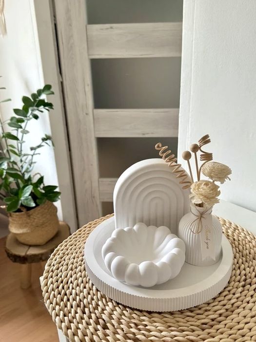 Zestaw Prezentowy z Gipsu Ceramicznego – Biały wazon taca