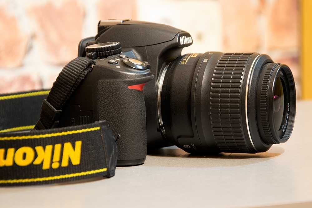 Дзеркальний фотоапарат Nikon D3100 з об’єктивом та сумкою