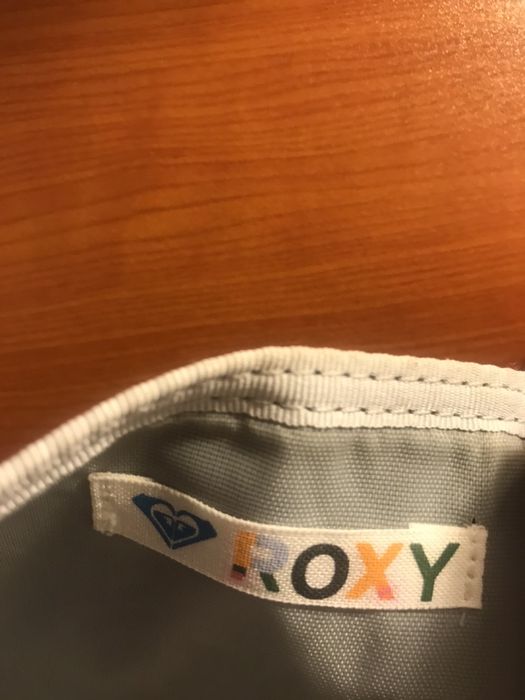 Carteiras roxy com padrões distintos