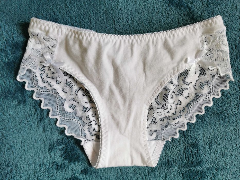 Majtki białe z koronką