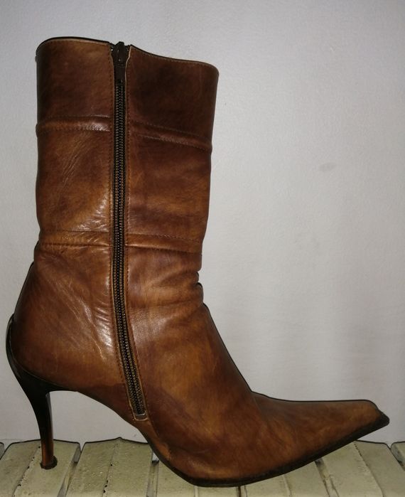 Botas em pele, com pouco uso.