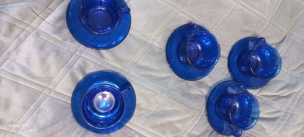 Чашки,тарілка,підставка.