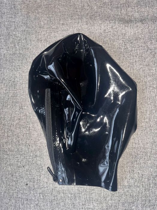 842/ Teatr Sesja Pełna maska M lateks latex czarna zamek bez oczu ust
