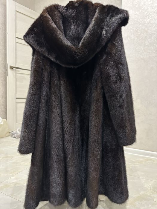 Норкова шуба з капюшоном.